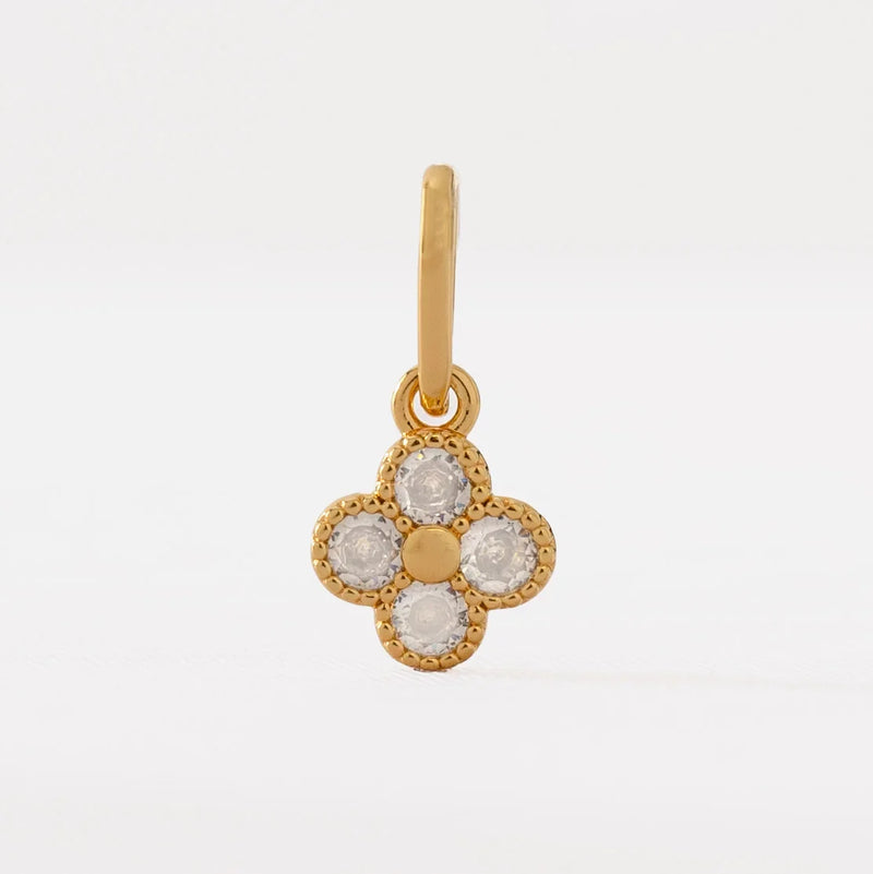 Dije clover motif
