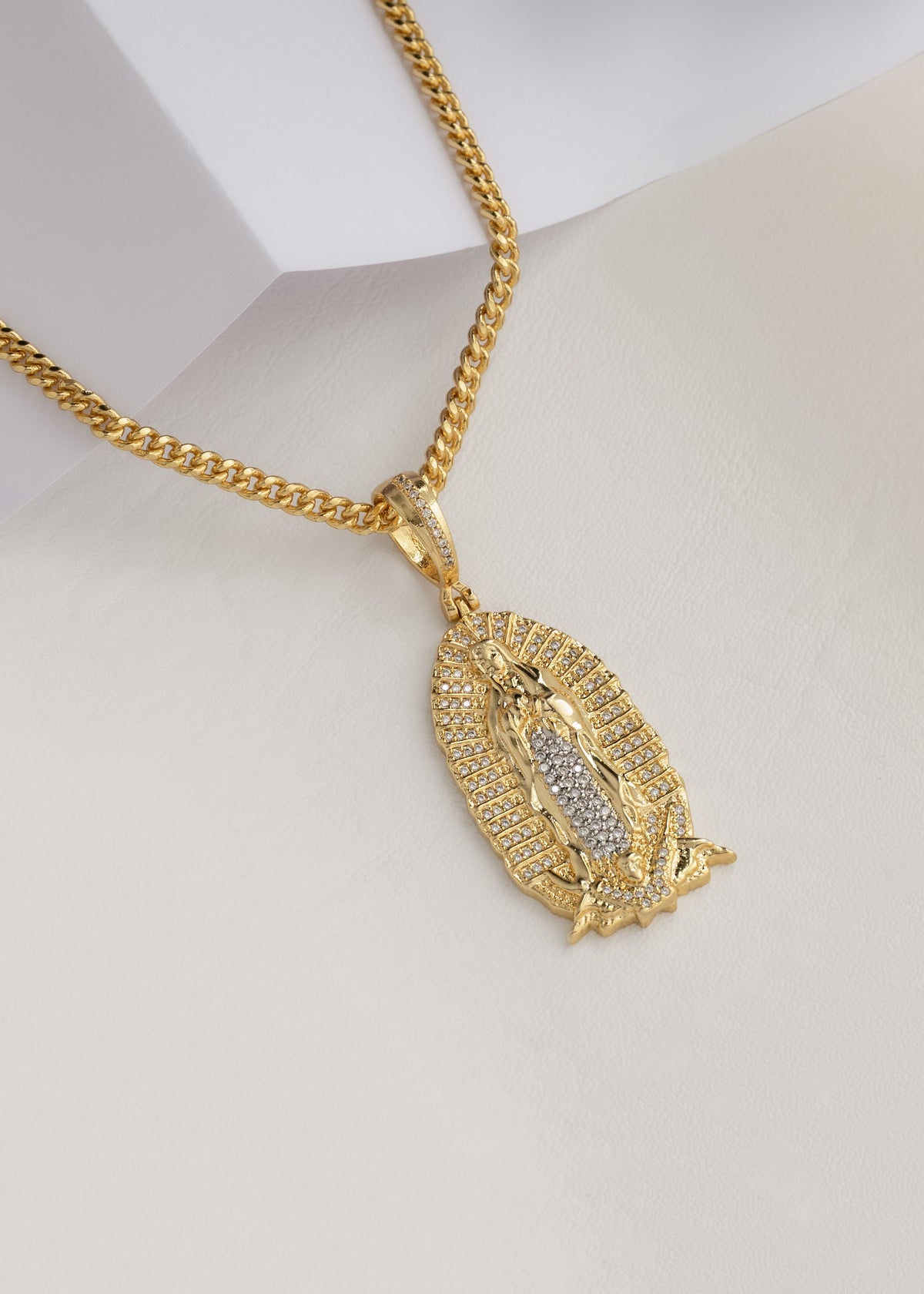 Dije nuestra señora de Guadalupe circonias